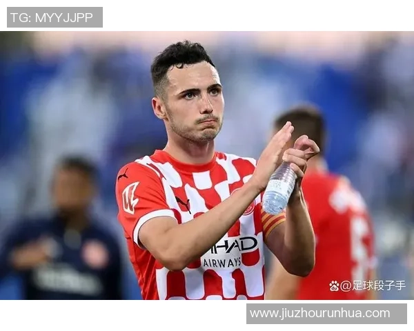 马丁内斯的传奇旅程:从足球新星到世界级教练的蜕变与成就